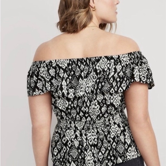 Old Navy Black and White Ikat Peplum Off the Shoulder Blouse Size Medium - Picture 2 of 6